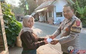 Bhabinkamtibmas Polsek Malausma membagikan masker kepada warga untuk antisipasi dampak abu vulkanik
