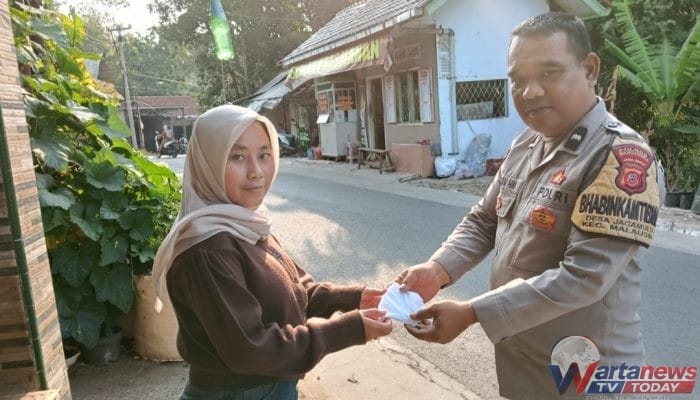 Cegah Dampak Debu Abu Vulkanik Anak Gunung Krakatau, Bhabinkamtibmas Polsek Malausma Bagikan Masker kepada Masyarakat