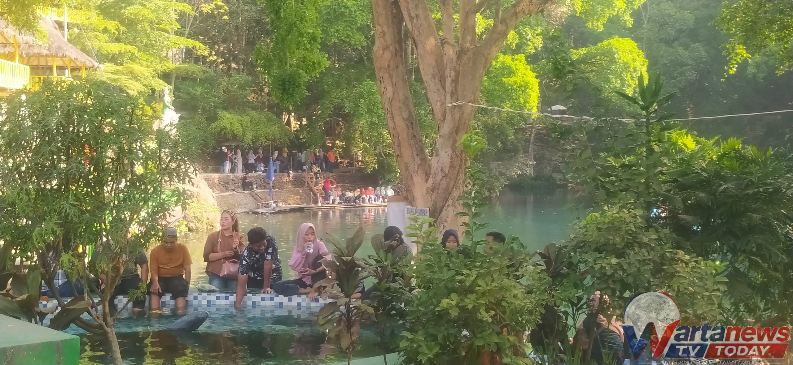 Pemandangan Talaga Biru Cicerem di Desa Kaduela, Kecamatan Pasawahan, Kabupaten Kuningan