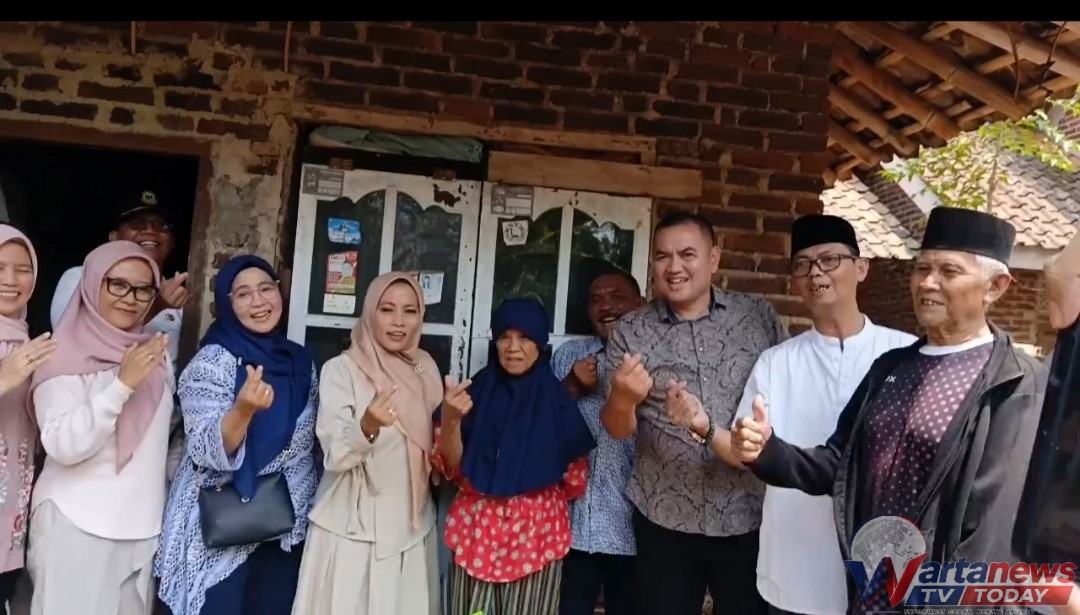 Bupati Kuningan berdialog dengan para lansia dalam kegiatan Bupati Menyapa Lansia di Desa Pancalang.