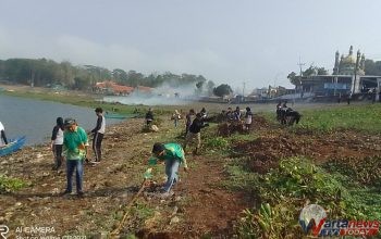 Camat Darma Komandoi Gerakan Sapu Bersih Eceng Gondok di Desa Jagara
