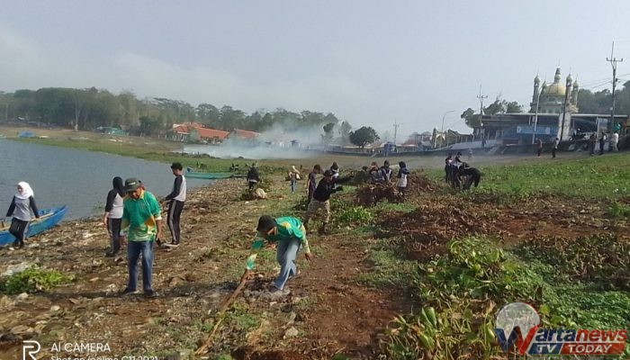 Camat Darma Komandoi Gerakan Sapu Bersih Eceng Gondok di Desa Jagara