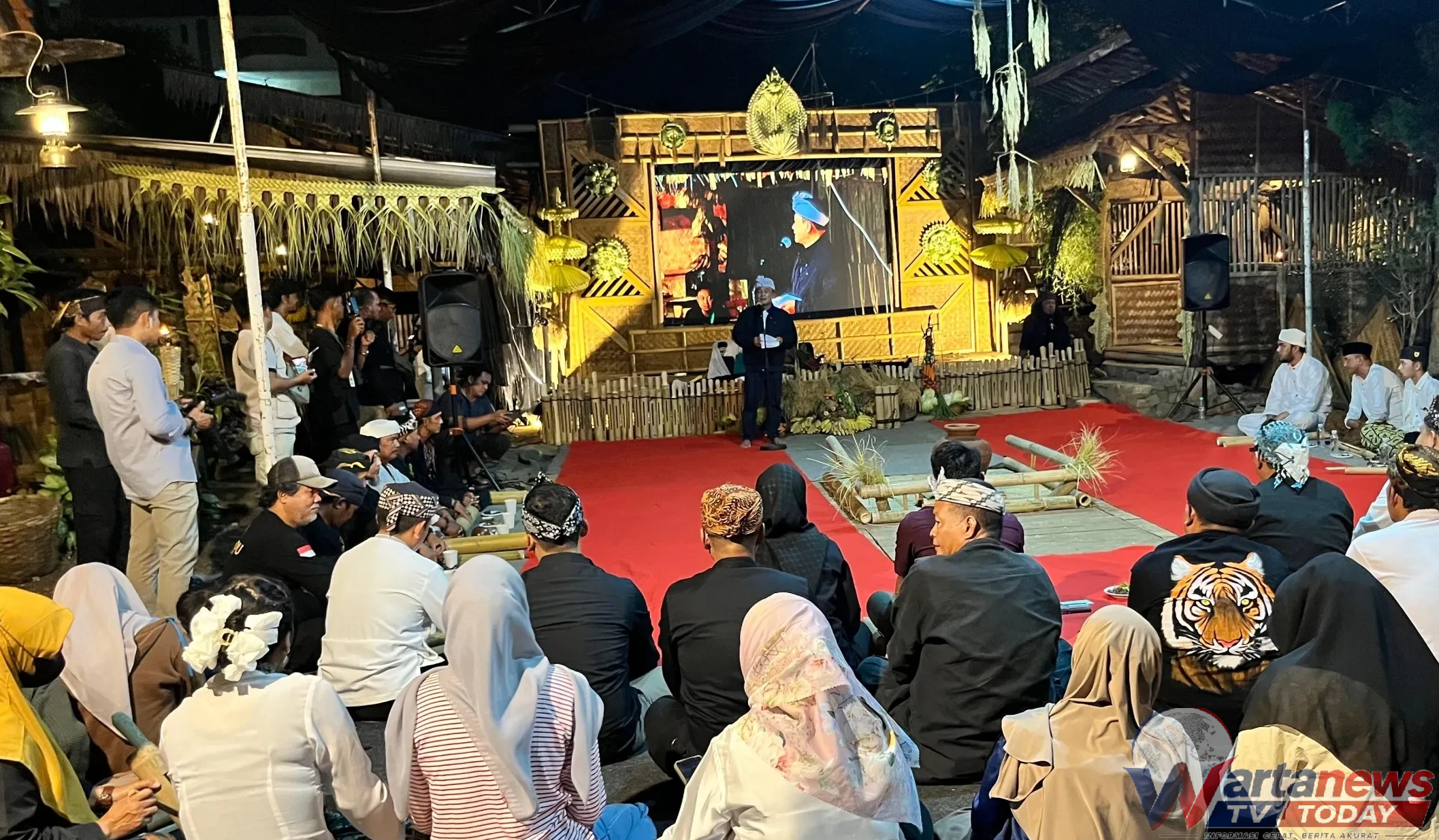 Owner Saung Kopi Hawu Dadan A. Latif bersama Bupati Kuningan