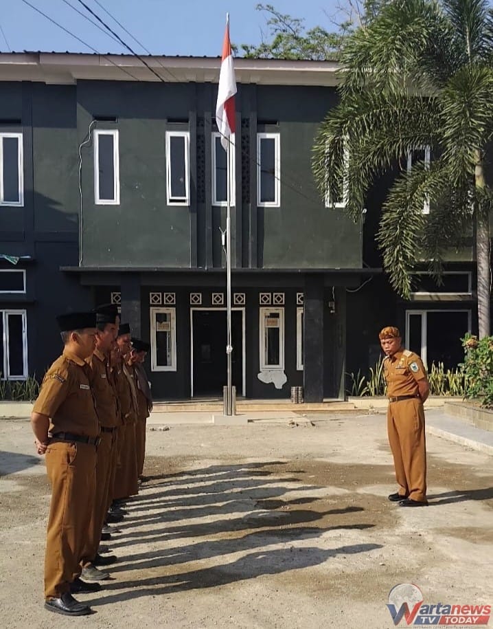 Kepala Desa Cigarugak E. Dodi Nur memimpin apel pagi perangkat desa untuk meningkatkan disiplin dan pelayanan masyarakat.