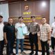Cheppy Rully Prahara dan Aji Satria Winduhaji saat melaporkan dugaan perusakan tugu Bundaran Soekarno-Hatta ke Polres Kuningan.
