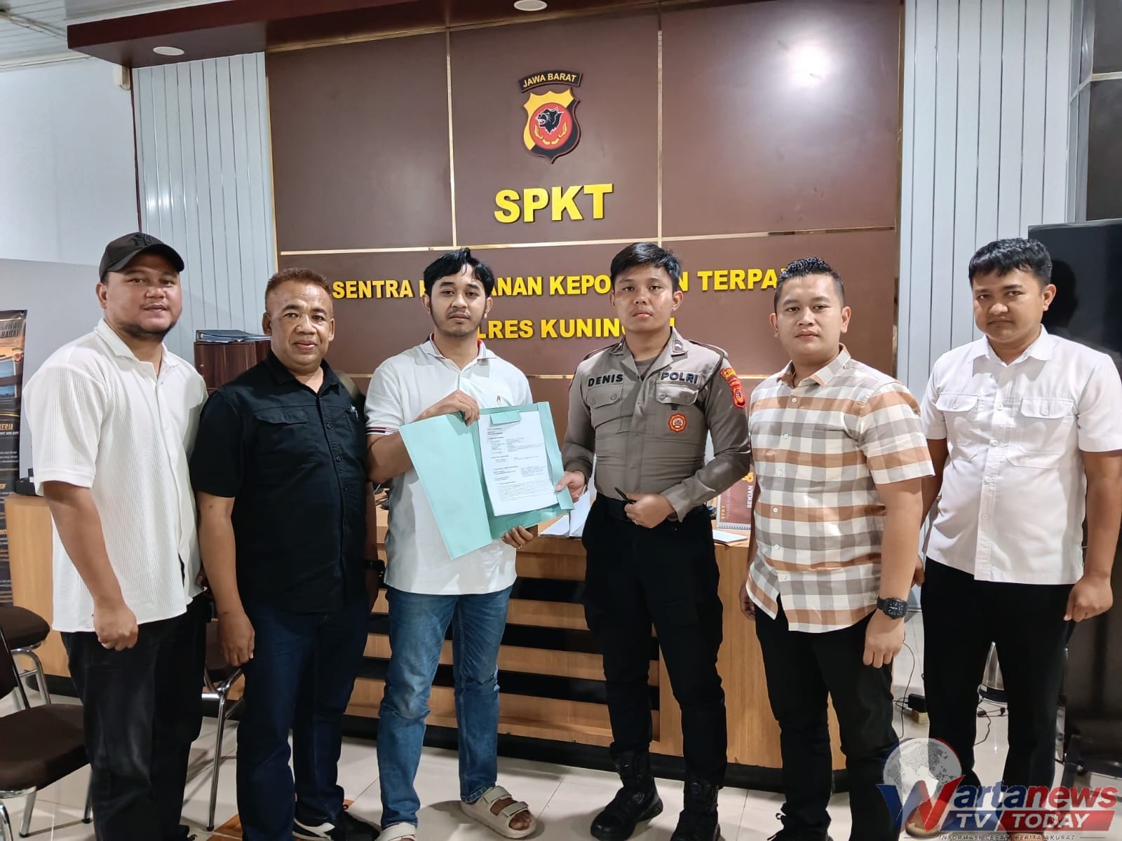 Cheppy Rully Prahara dan Aji Satria Winduhaji saat melaporkan dugaan perusakan tugu Bundaran Soekarno-Hatta ke Polres Kuningan.