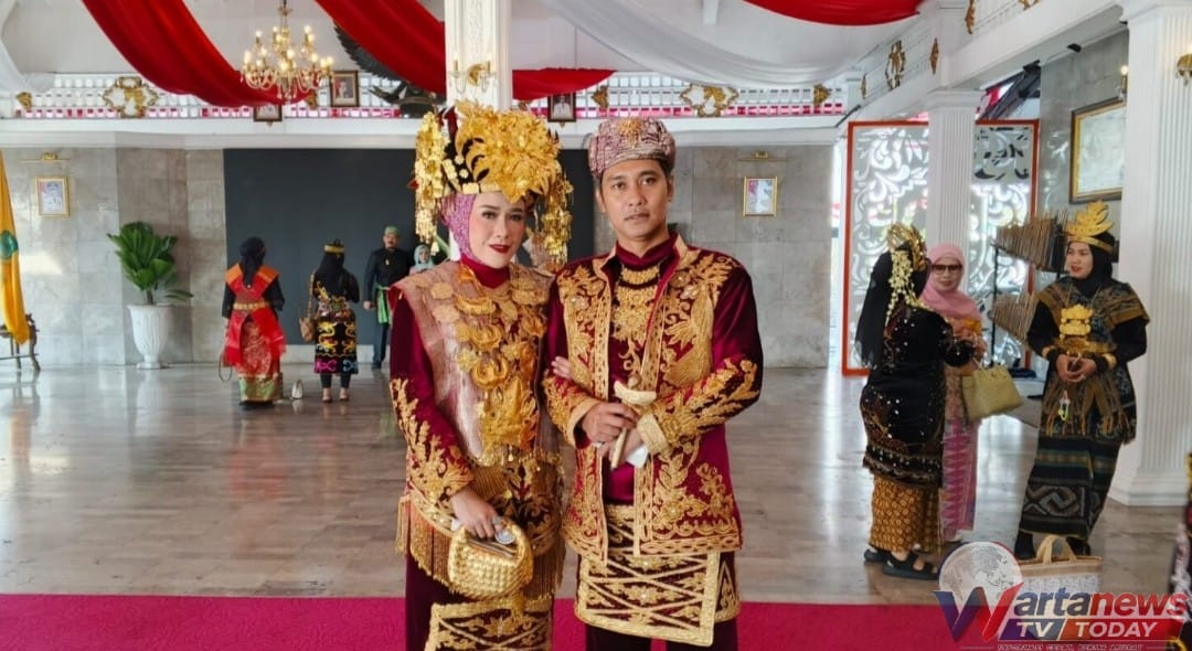 Pegawai BJB Cabang Kuningan mengenakan busana unik dan kreatif dalam gelaran karnaval