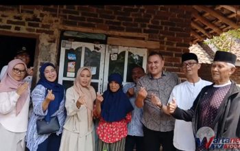 Bupati Kuningan berdialog dengan para lansia dalam kegiatan Bupati Menyapa Lansia di Desa Pancalang.