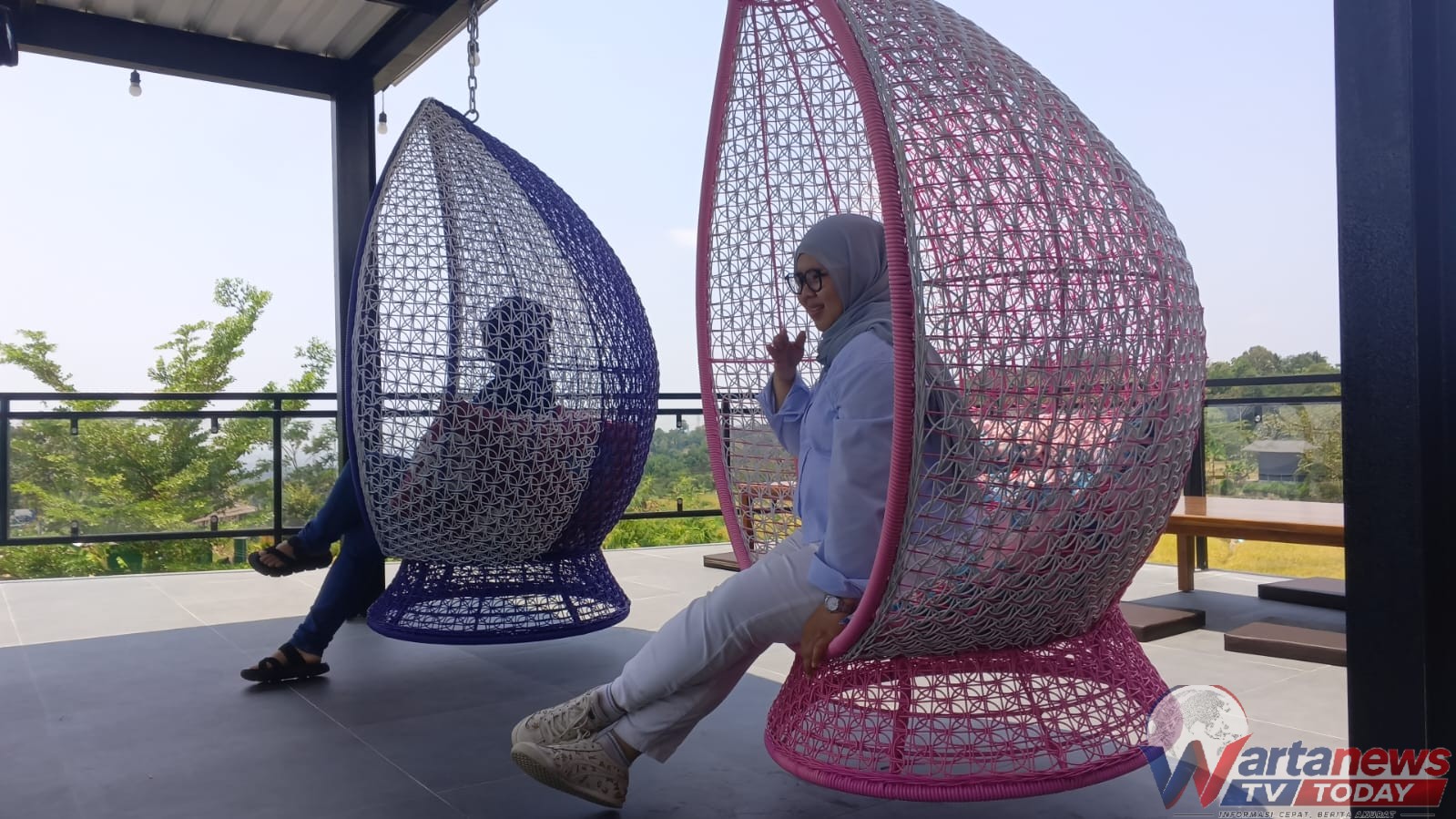 Spot foto dan ruang santai Calmara Cafe Kaduela Kuningan