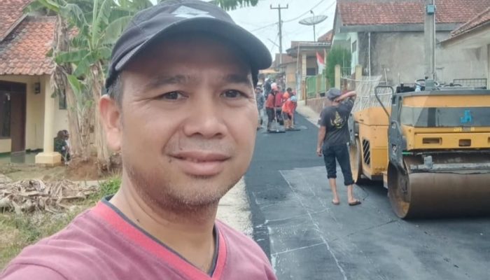 Kuningan Melesat, Camat Darma Monitoring Pekerjaan Hotmix Jalan di Desa Cipasung
