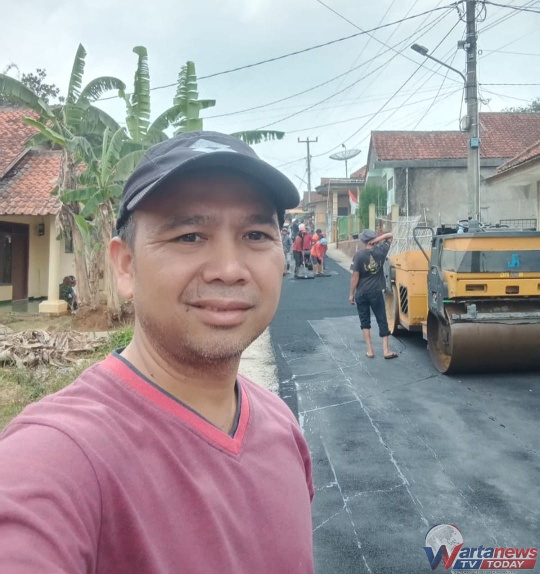 Camat Darma Denny Rosmayadi monitoring pekerjaan hotmix jalan di Desa Cipasung Kuningan