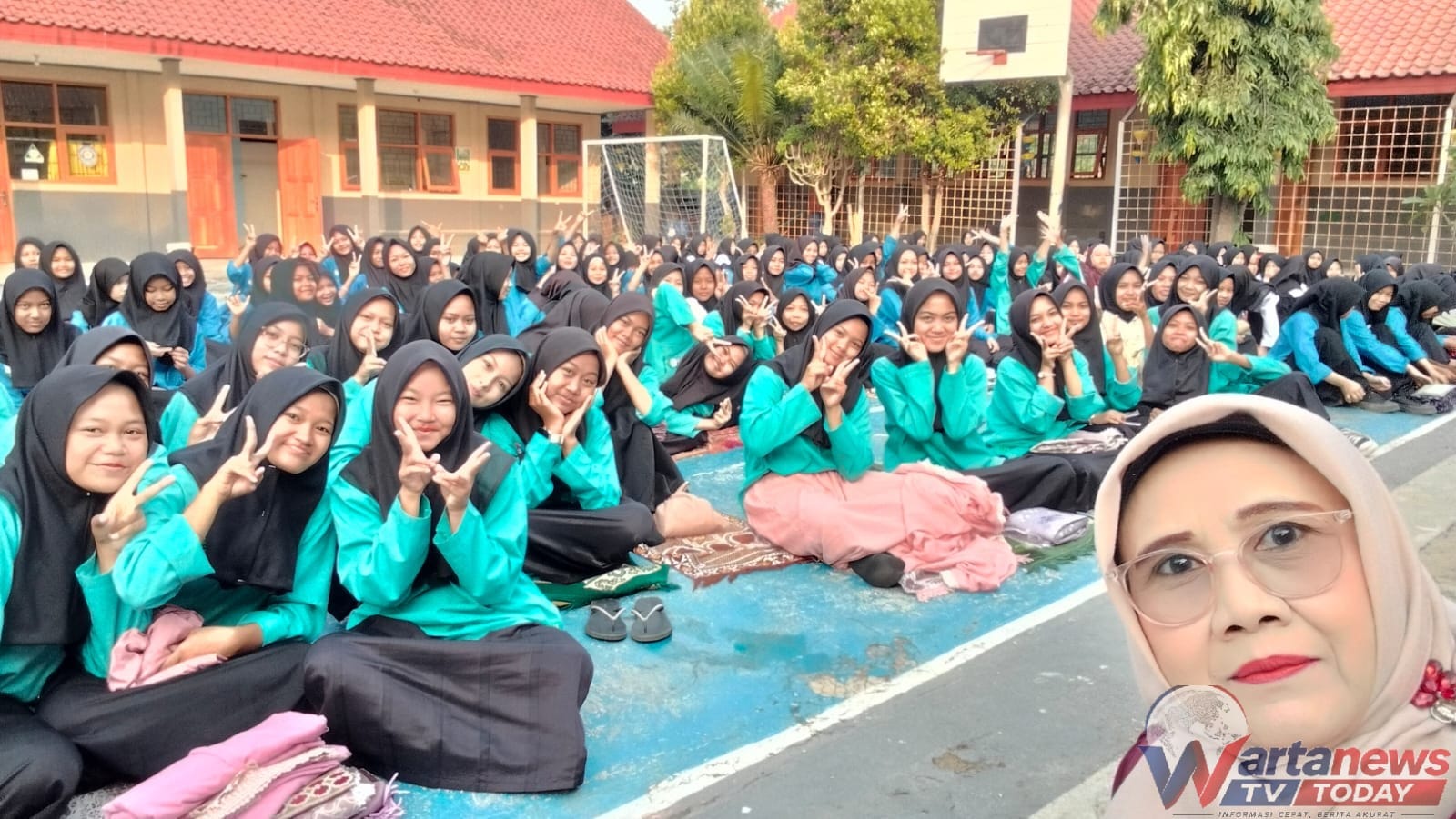 Siswa SMPN 2 Ciawigebang mengikuti kegiatan Gerbang Berkah berupa shalat dhuha, hadhoroh, Yasinan, dan tausiah keagamaan.