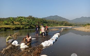 Gotong Royong Bendung Sungai Cisanggarung Babinsa dan Warga jaga irigasi sana Demi Ketahanan Pangan .