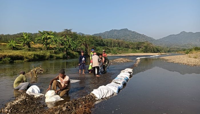 Gotong Royong Bendung Sungai Cisanggarung Babinsa dan Warga jaga irigasi sana Demi Ketahanan Pangan .