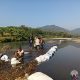Babinsa dan warga Desa Dukuhpicung bergotong royong memperkuat bendungan Sungai Cisanggarung