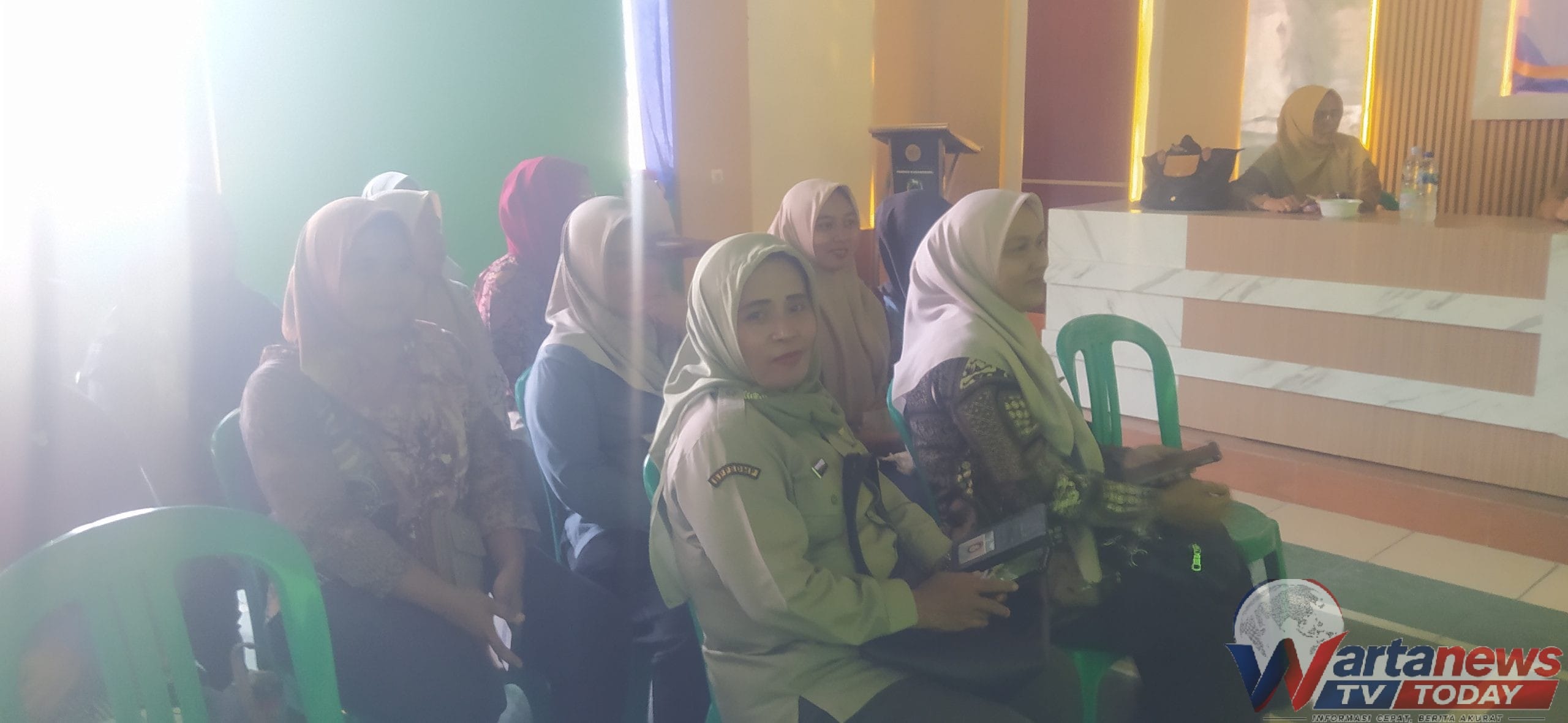 Peserta mengikuti penyuluhan penyakit menular HIV TBC dan malaria di Desa Karangbaru Kuningan