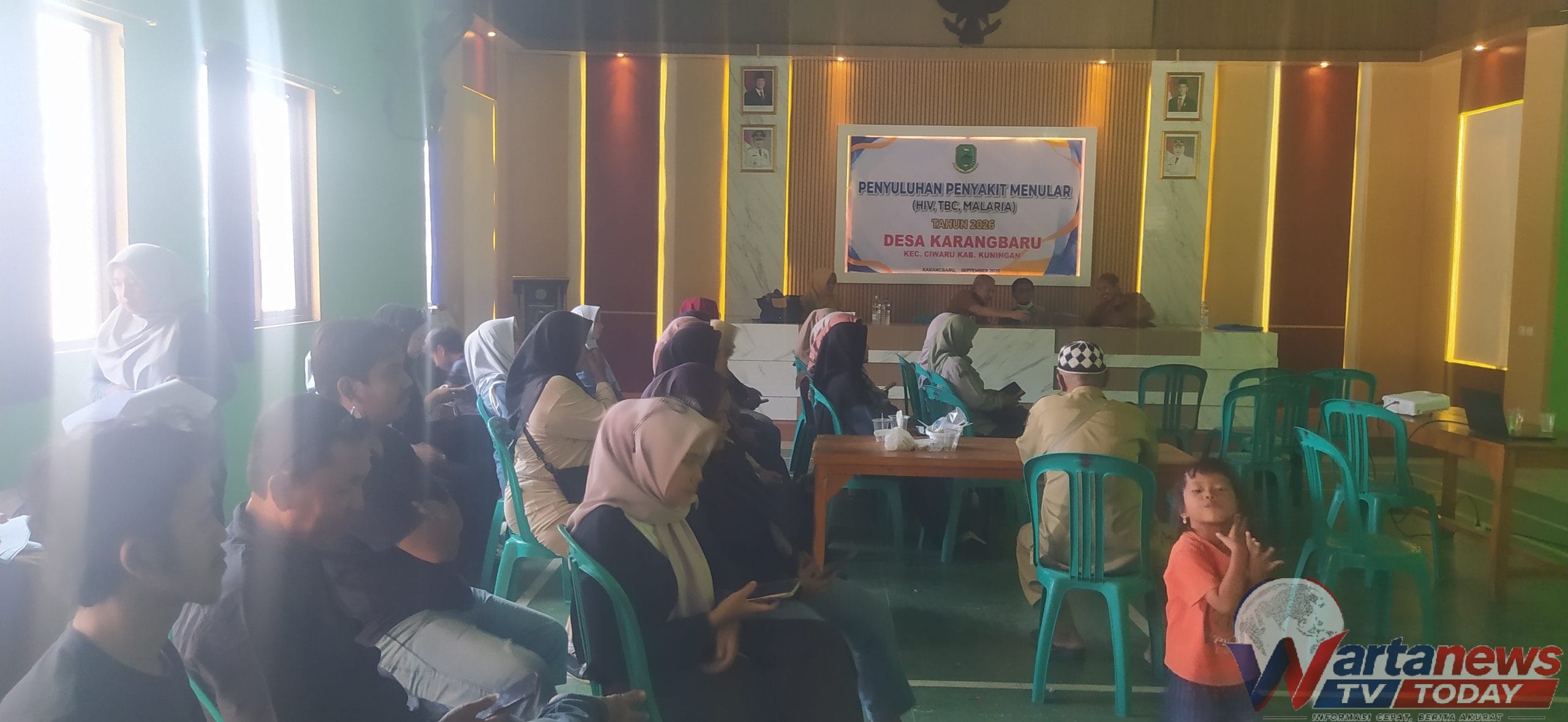 Warga dan berbagai unsur masyarakat mengikuti penyuluhan HIV, TBC, dan malaria di Desa Karangbaru