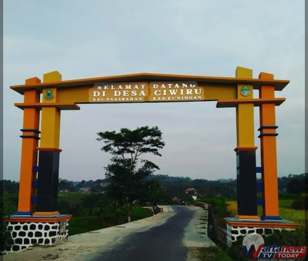 Jalan Desa Ciwiru Pasawahan Kuningan dengan pepohonan hijau dan suasana pedesaan yang asri