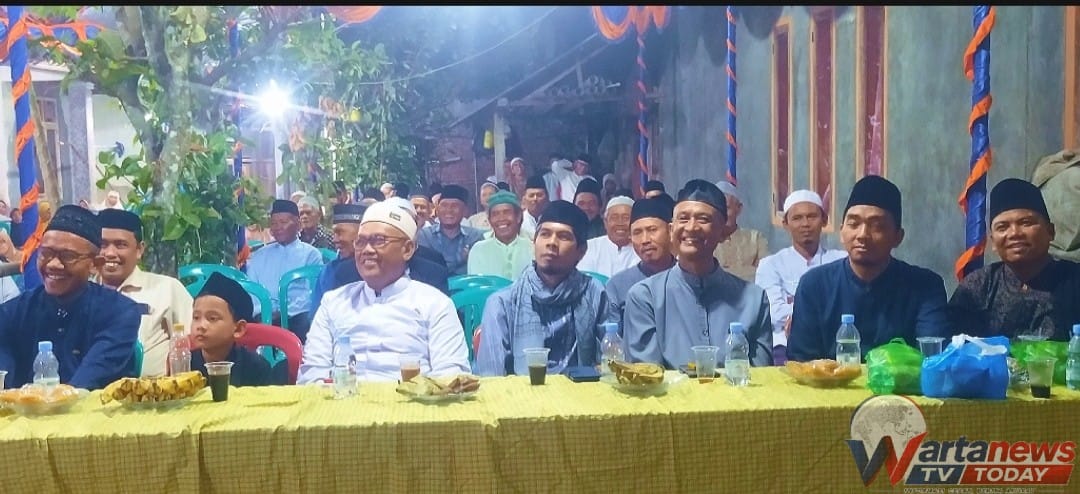 Kepala Desa Cibeureum bersama tokoh masyarakat menghadiri Maulid Nabi 1448 H di Musholah Miftahul Janah Kuningan