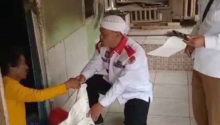 Kades Cigarugak berikan Bantuan Pangan 30 Kilogram beras  dari Kemensos   Disalurkan Langsung ke Warga Disabilitas
