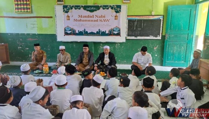 Kades Mekarmulya Kec Garawangi Kuningan Hadiri Peringatan Maulid Nabi Muhammad SAW 1448 H di SDN Mekarmulya