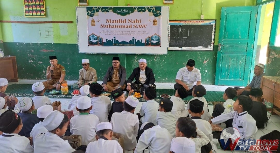 Kepala Desa Mekarmulya Dedi Junaedi menghadiri peringatan Maulid Nabi Muhammad SAW 1448 H di SDN Mekarmulya