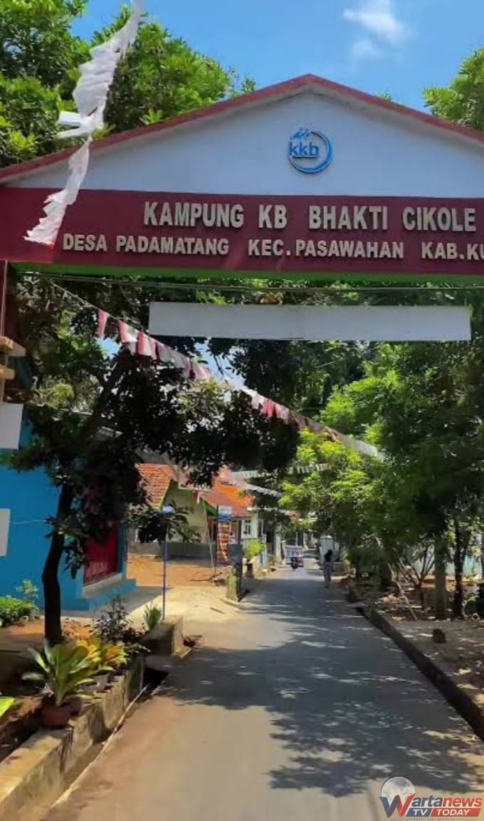 Suasana asri Kampung KB Bhakti Cikole di Desa Padamatang, Kecamatan Pasawahan, Kabupaten Kuningan yang dikelilingi lingkungan hijau.