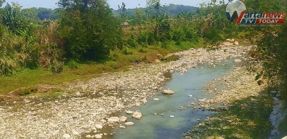 Kondisi debit Sungai Cisanggarung menyusut akibat kemarau panjang di wilayah Ciwaru Kabupaten Kuningan