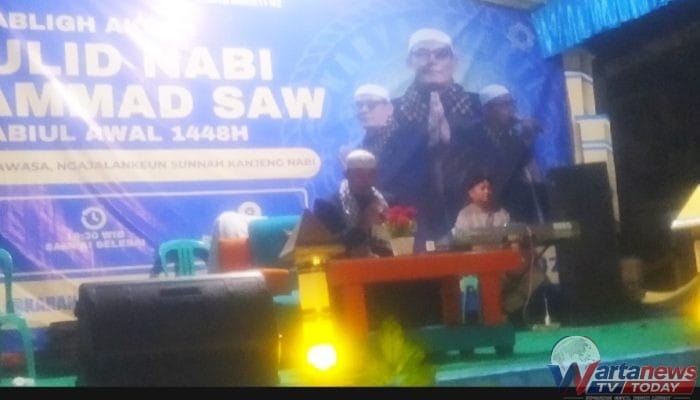 KH Ridwan Fauzi Berikan Tausiyah pada Tabligh Akbar dan Maulid Nabi Muhammad 1448 H di Desa Manis kidul Jalaksana Kuningan