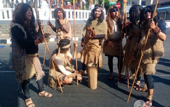 Lurah Cirendang Tampil Beda, Kenakan Busana Karung Goni Ala Primitif di Ajang Karnaval