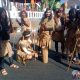 Lurah Cirendang tampil dengan busana karung goni bergaya primitif dalam karnaval Kuningan