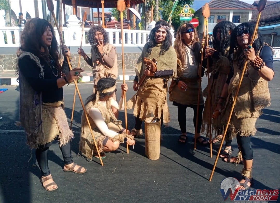 Lurah Cirendang tampil dengan busana karung goni bergaya primitif dalam karnaval Kuningan