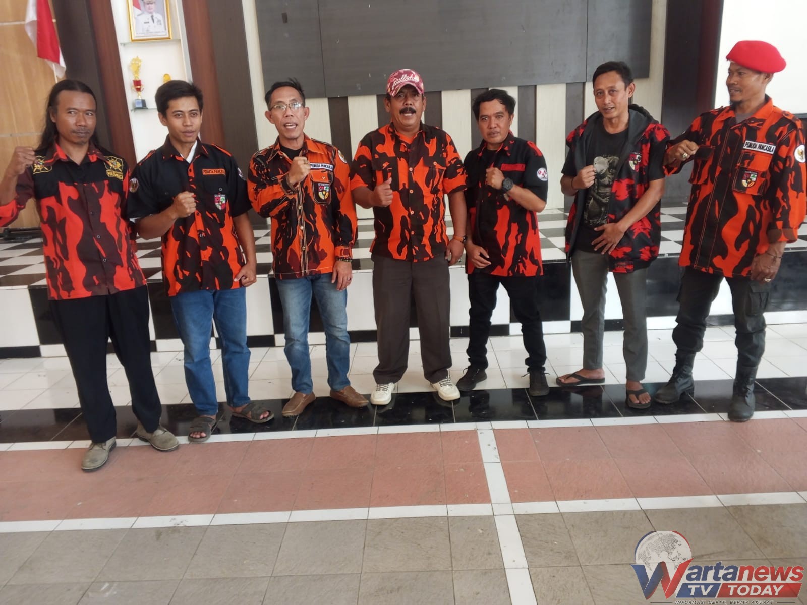Marjuki bersama pengurus Ranting Pemuda Pancasila Desa Kalimati Japara