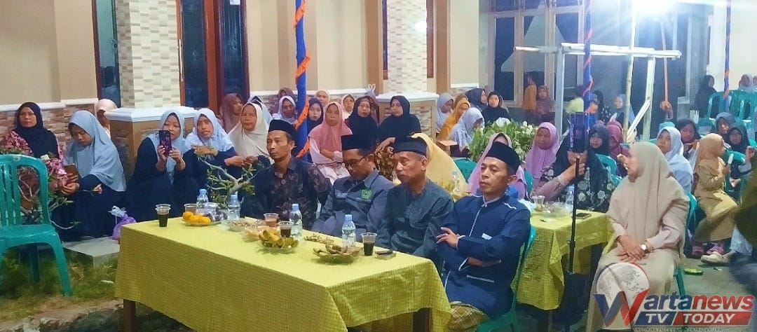 Warga Desa Cibeureum mengikuti peringatan Maulid Nabi 1448 H di Musala Miftahul Jannah Kuningan