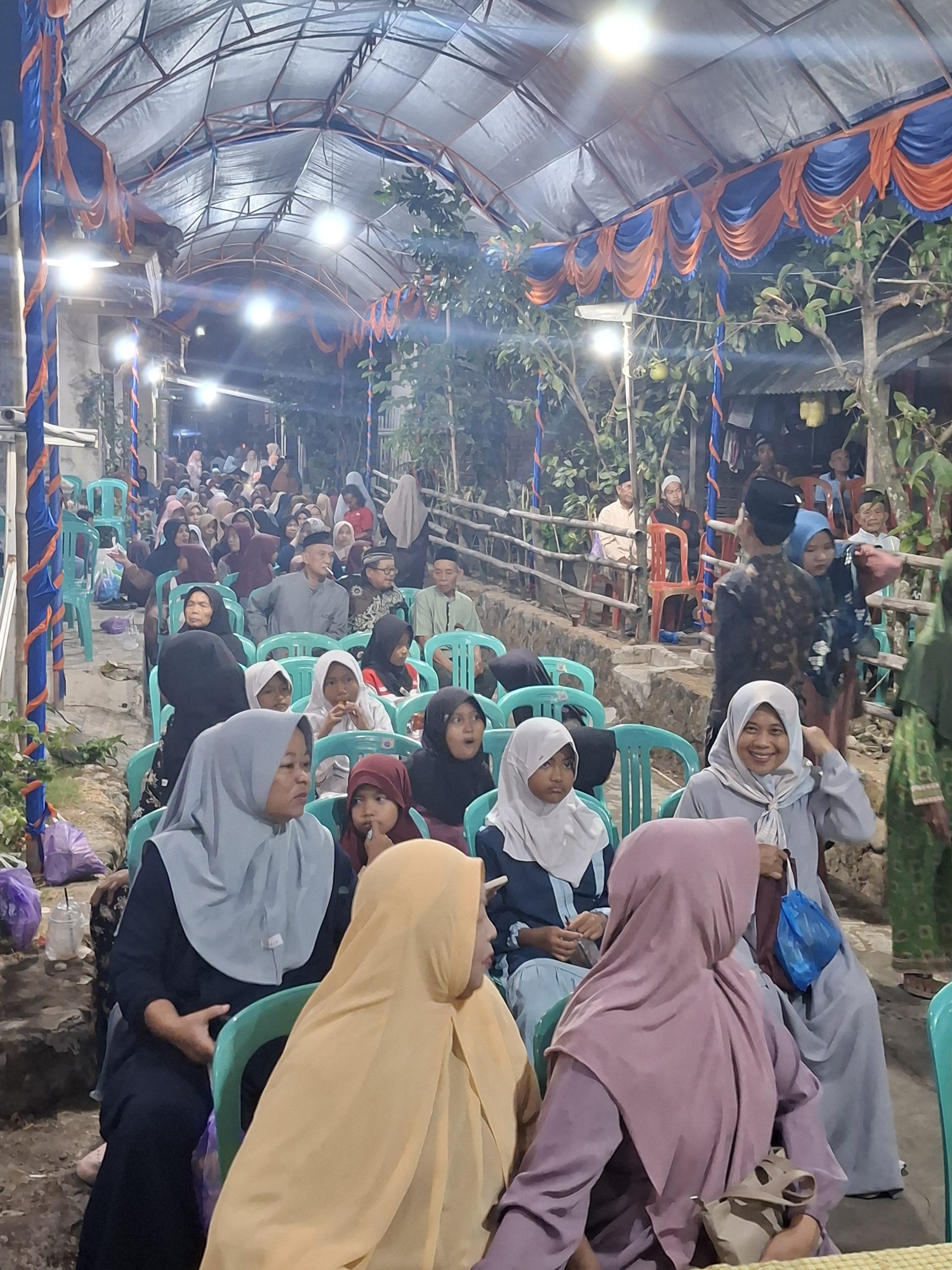 Ratusan warga mengikuti peringatan Maulid Nabi Muhammad SAW di Mushola Miftahul Jannah