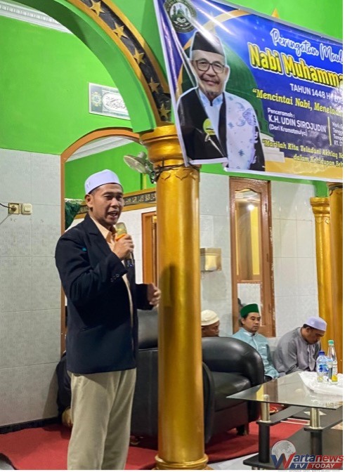 Warga RT 017 Desa Jalaksana Kuningan mengikuti peringatan Maulid Nabi 1448 Hijriah di Mushola Darul Muttaqin