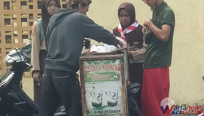 Musim Kemarau Makin Terik, Es Cincau “Obat Kuat Jreng” Jadi Pilihan Warga