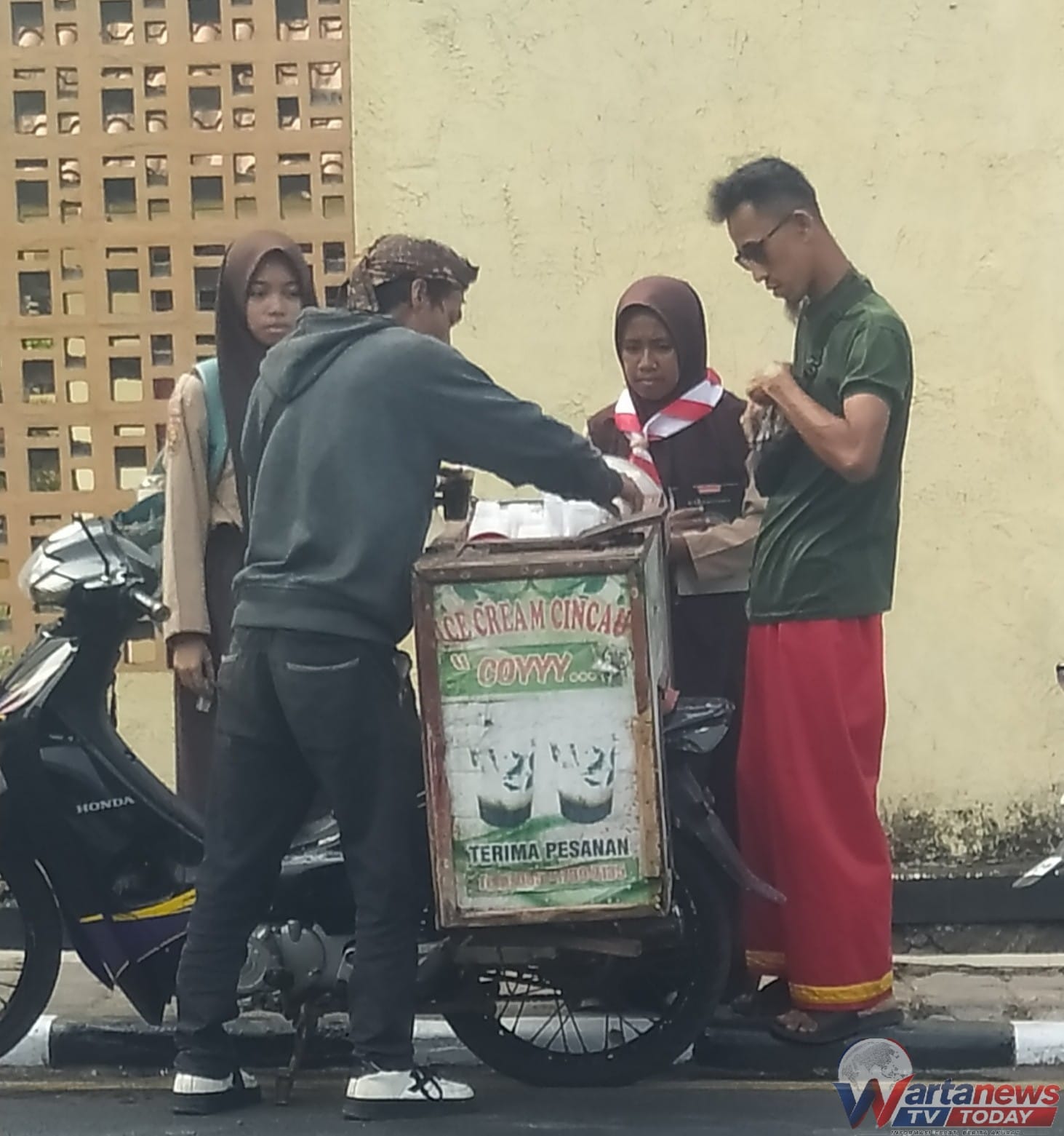 Es Cincau Obat Kuat Jreng menjadi minuman segar pilihan warga Kuningan saat musim kemarau
