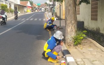 Pasukan Kuning membersihkan dan mengecat trotoar di Kabupaten Kuningan