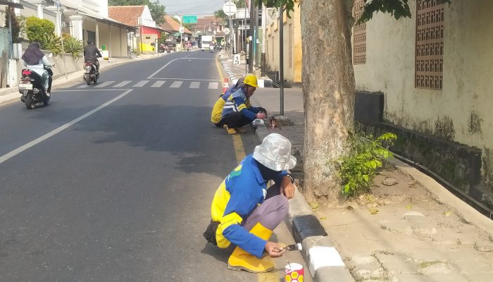 Pasukan Kuning Revitalisasi Trotoar, Percantik Wajah Kabupaten Kuningan