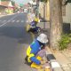 Pasukan Kuning membersihkan dan mengecat trotoar di Kabupaten Kuningan