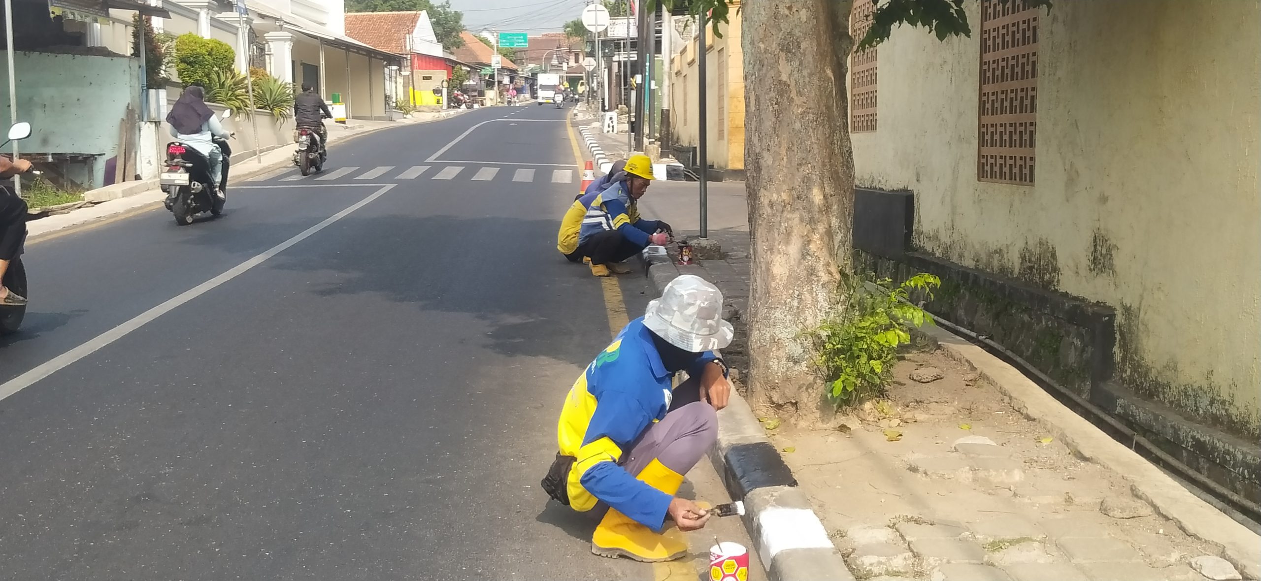 Pasukan Kuning membersihkan dan mengecat trotoar di Kabupaten Kuningan