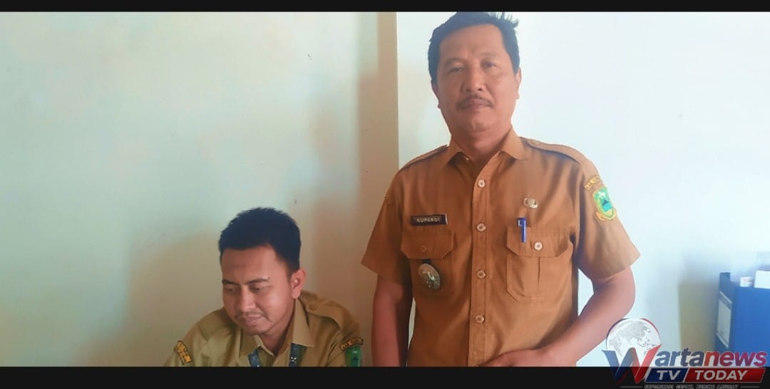 Kepala Desa Baok Supardi bersama jajaran Pemerintah Desa Baok Kecamatan Ciwaru Kuningan