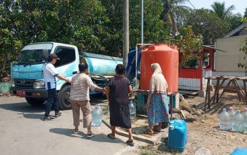 Dampak Kekeringan, Pemkab Kuningan Kerahkan Mobil Tangki Bantu Warga Desa Cibeureum