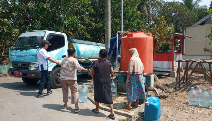 Dampak Kekeringan, Pemkab Kuningan Kerahkan Mobil Tangki Bantu Warga Desa Cibeureum