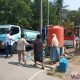 Mobil tangki Pemkab Kuningan menyalurkan bantuan air bersih kepada warga Desa Cibeureum yang terdampak kekeringan.