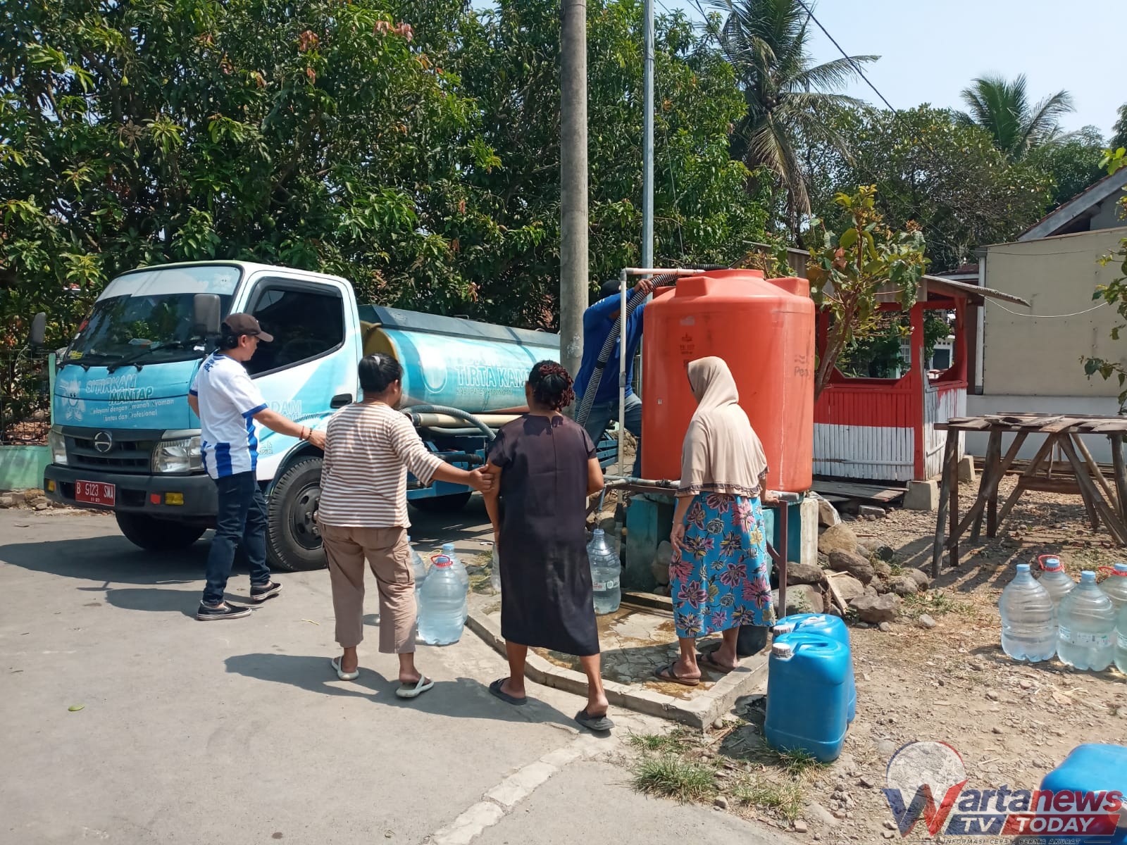 Mobil tangki Pemkab Kuningan menyalurkan bantuan air bersih kepada warga Desa Cibeureum yang terdampak kekeringan.