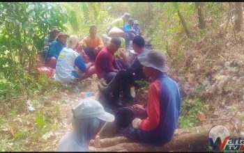 Kelompok Tani Bujangga Manik II memperbaiki saluran irigasi Cibuah di Desa Kahiyangan Kuningan