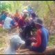Kelompok Tani Bujangga Manik II memperbaiki saluran irigasi Cibuah di Desa Kahiyangan Kuningan