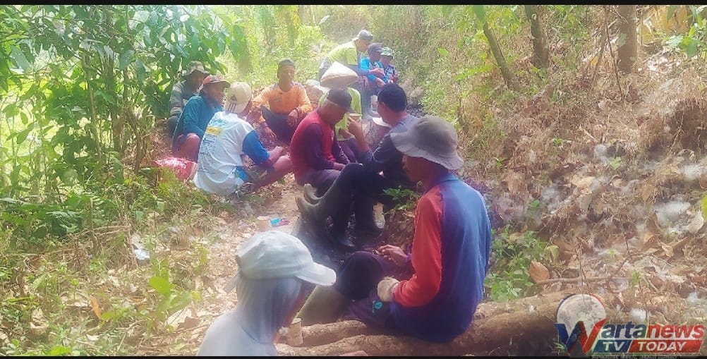 Kelompok Tani Bujangga Manik II memperbaiki saluran irigasi Cibuah di Desa Kahiyangan Kuningan